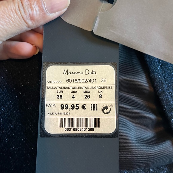 BNWT Navy Wool/polyester blazer perfect for fall to dress up or down! - Picture 3 of 6